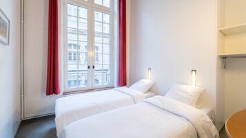 Twin room, shared toilets | Desk, bed sheets