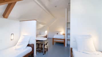 Vierpersoonskamer, gemeenschappelijke badkamer | Een bureau, beddengoed