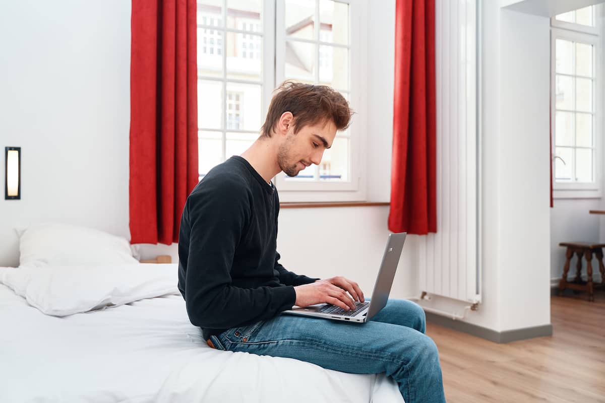 Escritorio y ropa de cama