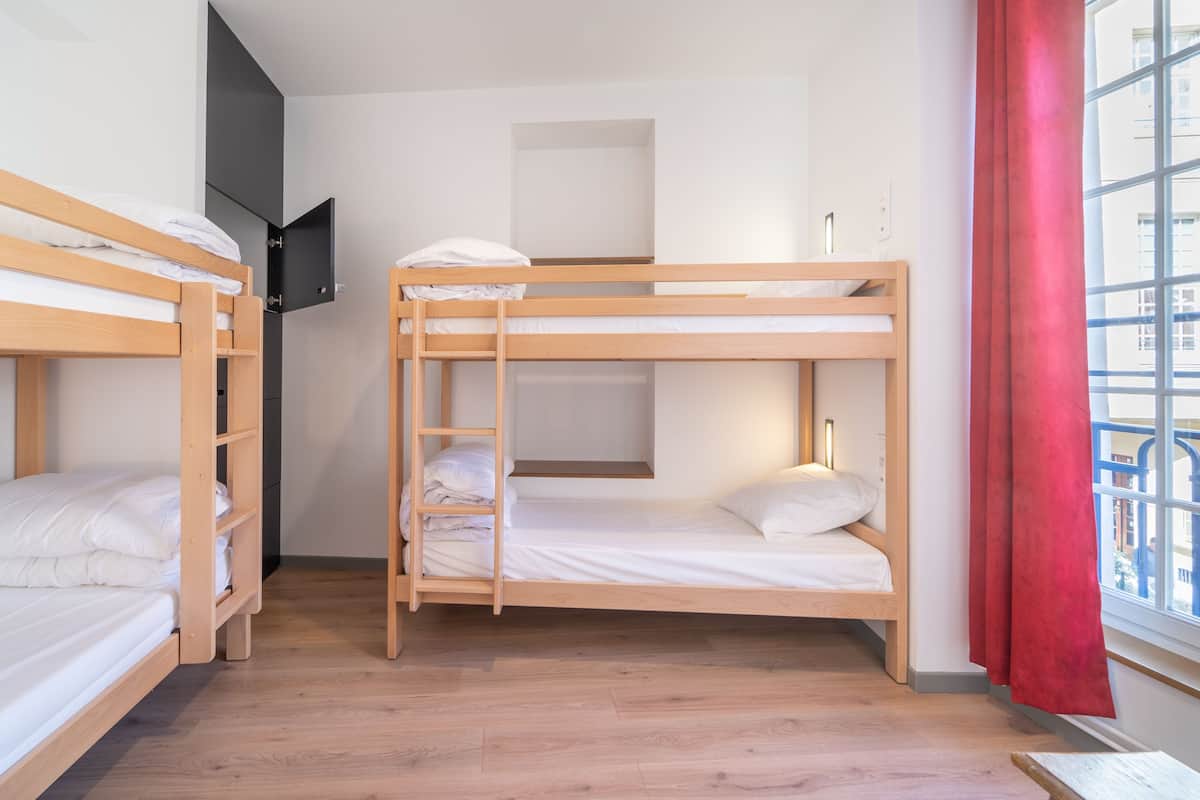 Dormitorio condiviso, per soli uomini, bagno condiviso (1bed in 10people dormitory, shared WC) | Una scrivania, lenzuola