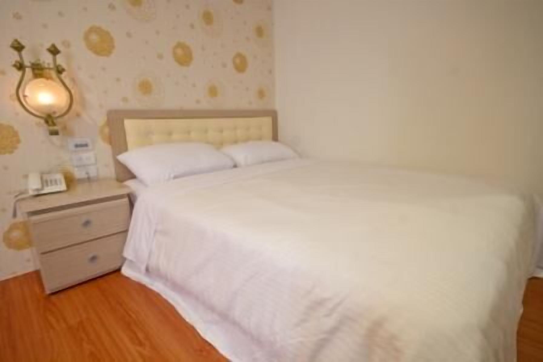 desk, blackout curtains, soundproofing, free wifi