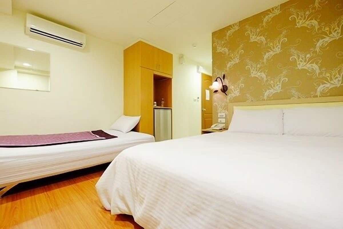 Triple Room | Desk, blackout curtains, soundproofing, free WiFi