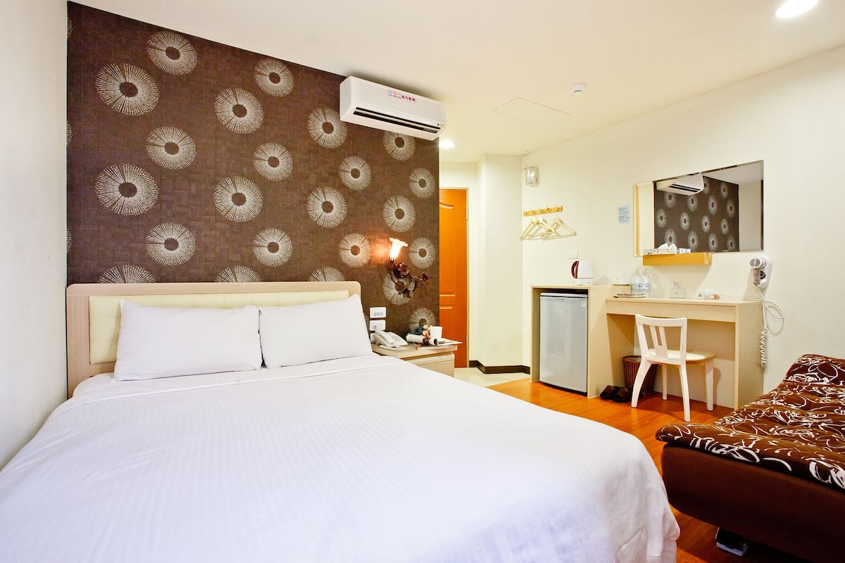 Superior Double Room | Desk, blackout curtains, soundproofing, free WiFi