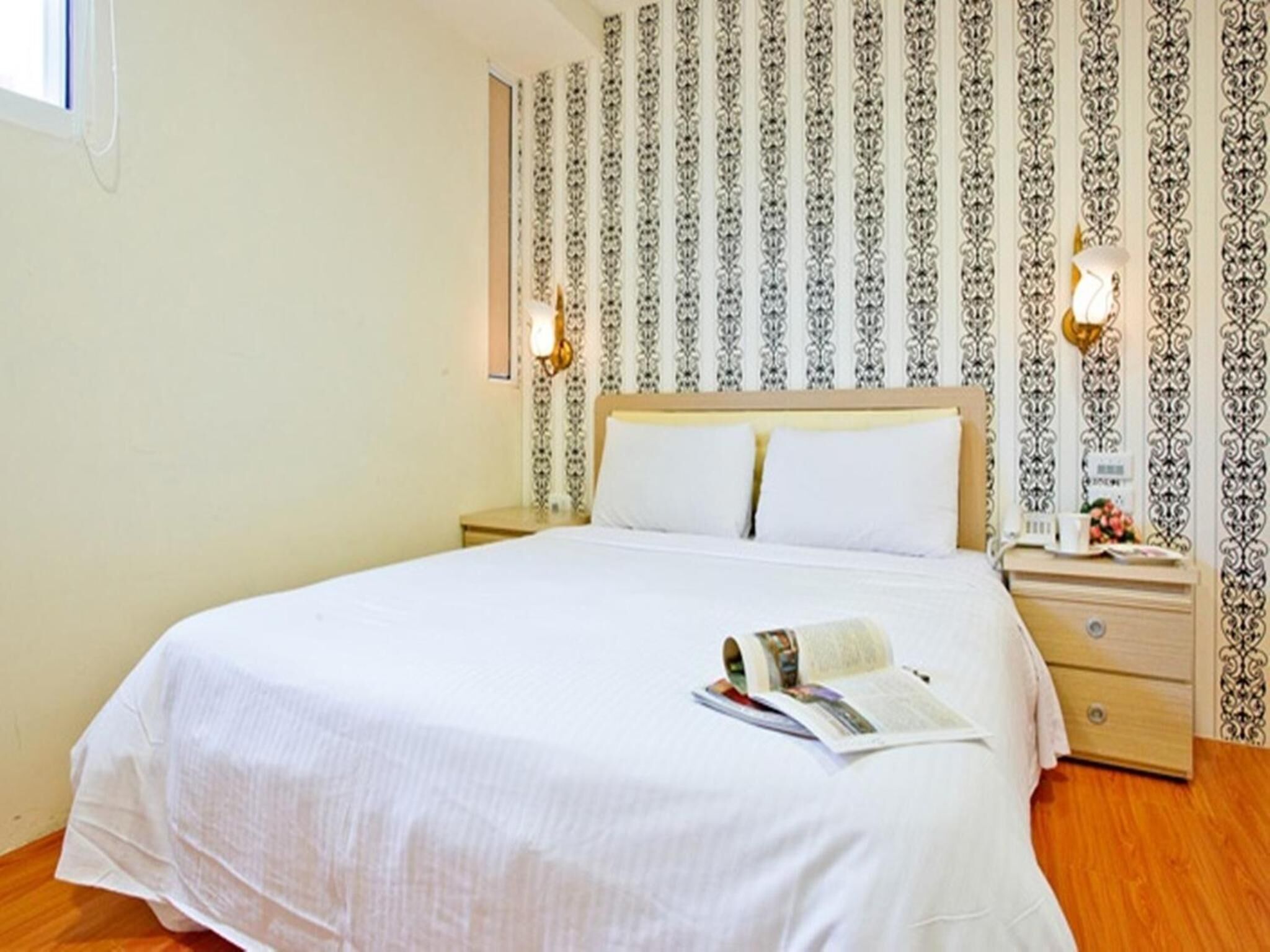 desk, blackout curtains, soundproofing, free wifi