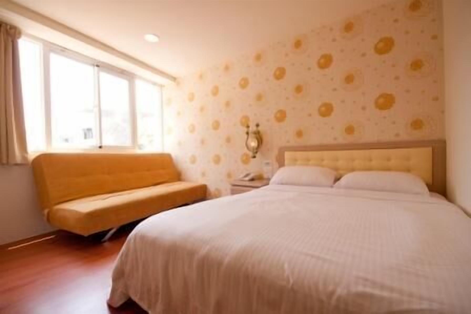 desk, blackout curtains, soundproofing, free wifi