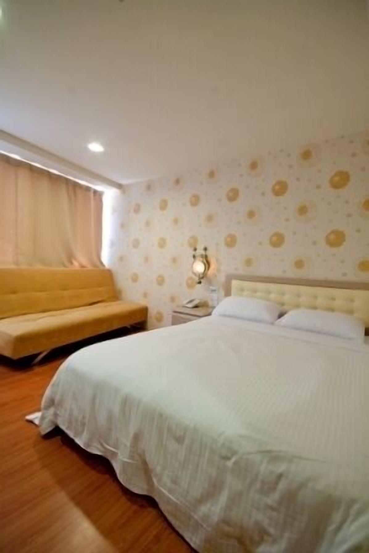 desk, blackout curtains, soundproofing, free wifi