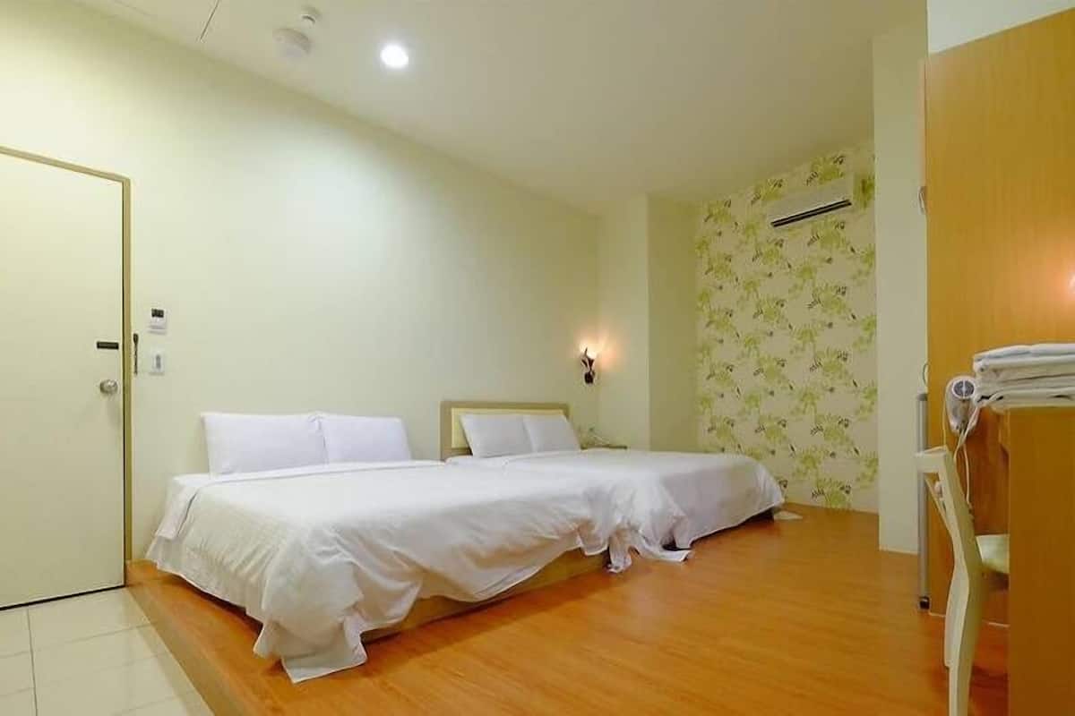 Quadruple Room | Desk, blackout curtains, soundproofing, free WiFi