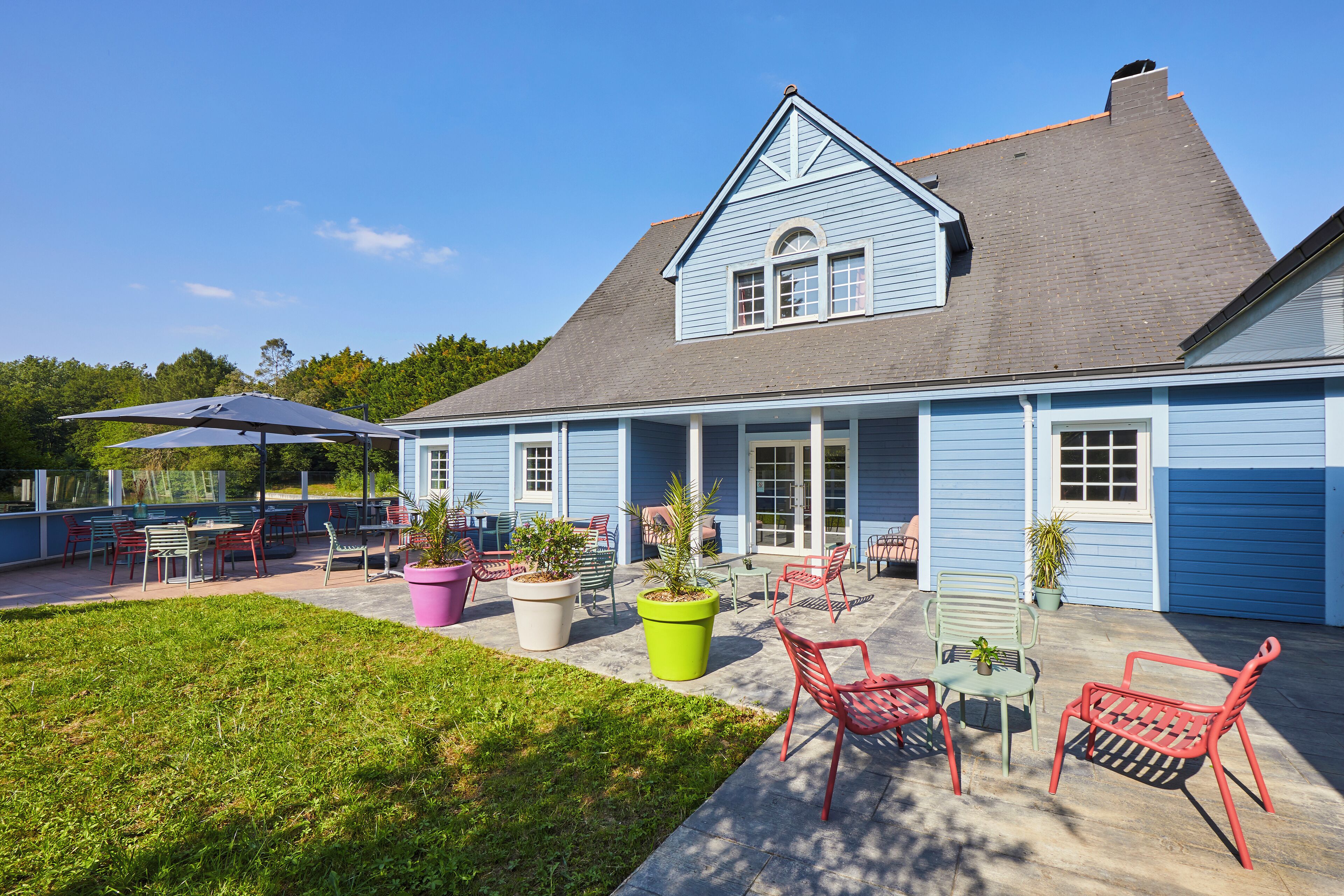 Serveert lunch, diner, Franse gerechten, uitzicht op de tuin 