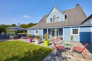Lunch, dinner served; French cuisine, garden views 