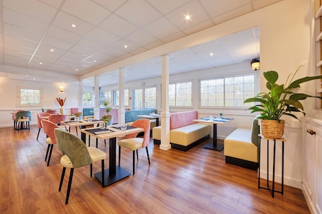 Der serveres frokost, aftensmad og franske retter med udsigt til haven