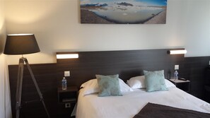 Roupas de cama premium, escrivaninha, espaço de trabalho para notebook
