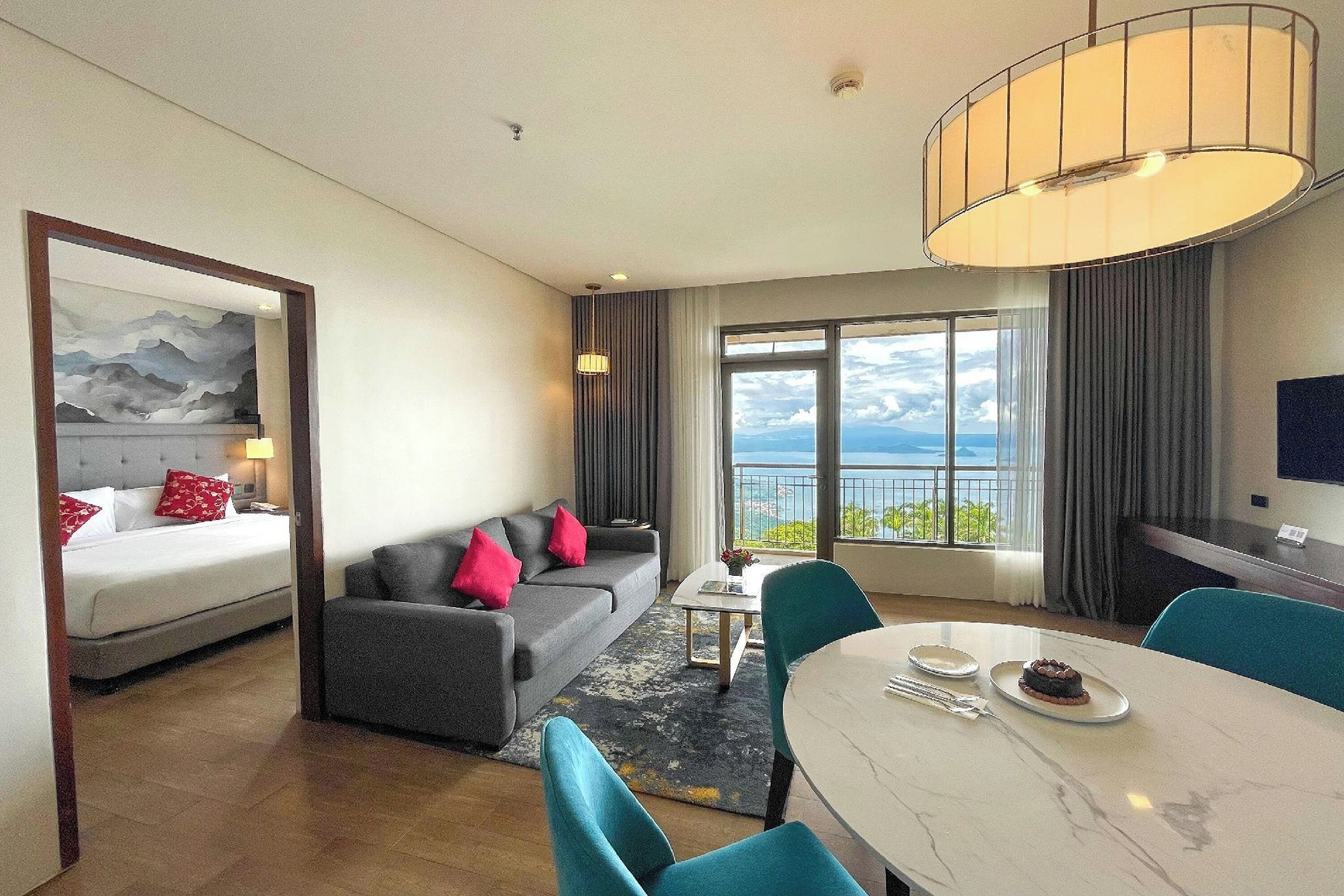 Summit Lakeview Two Bedroom Suite (Newly Renovated) | 迷你吧、客房內保險箱、書桌、筆電工作空間