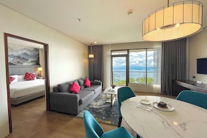 Summit Lakeview Two Bedroom Suite (Newly Renovated) | Minibar, in-room safe, desk, laptop workspace