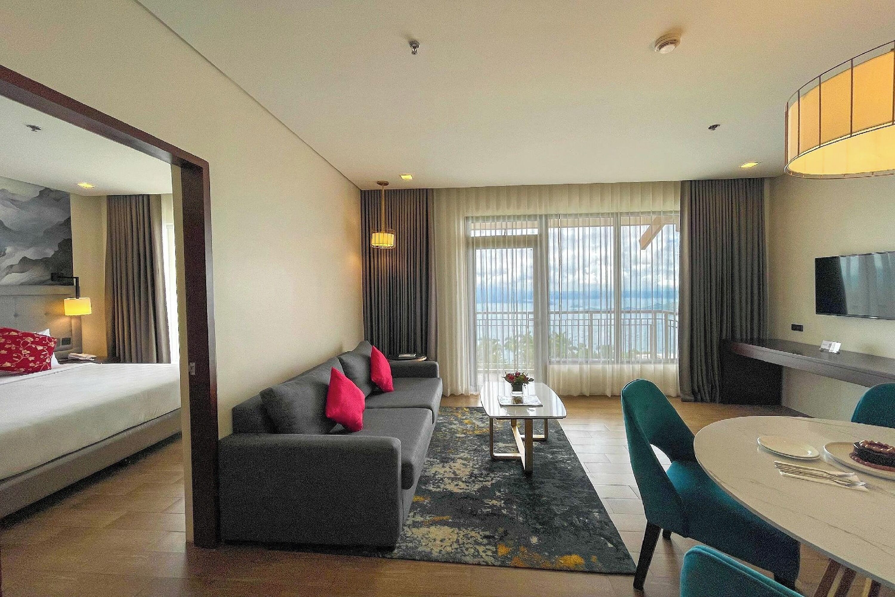Une chambre d’hôtel avec un lit, un canapé, une table à manger et un téléviseur.