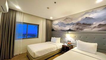 Summit Lakeview Two Bedroom Suite (Newly Renovated) | 迷你吧、客房内保险箱、办公桌、笔记本电脑工作区