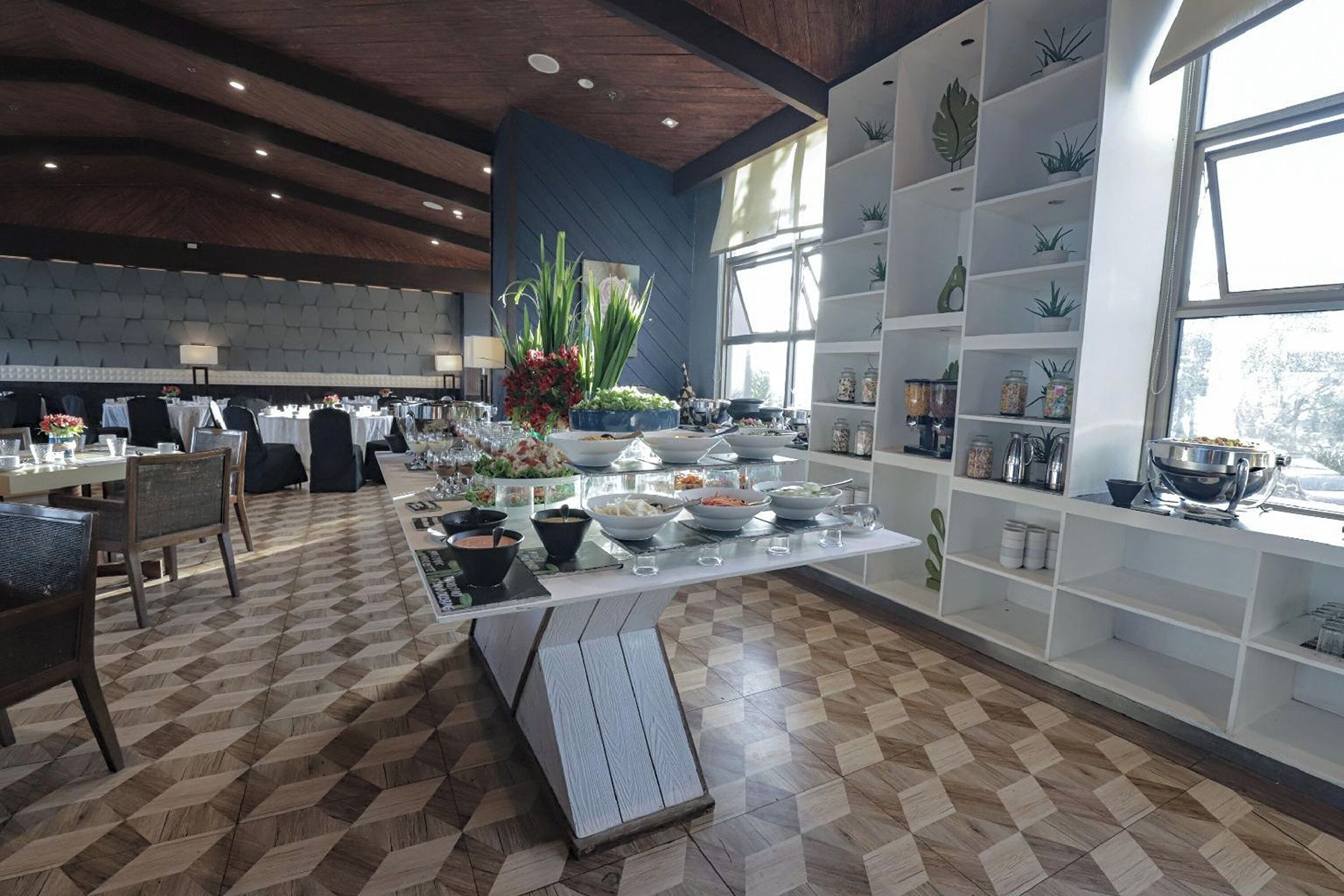 Een buffetopstelling met diverse gerechten en een decoratief middelpunt.