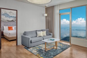 Summit Lakeview Two Bedroom Suite (Newly Renovated) | Minibar, in-room safe, desk, laptop workspace