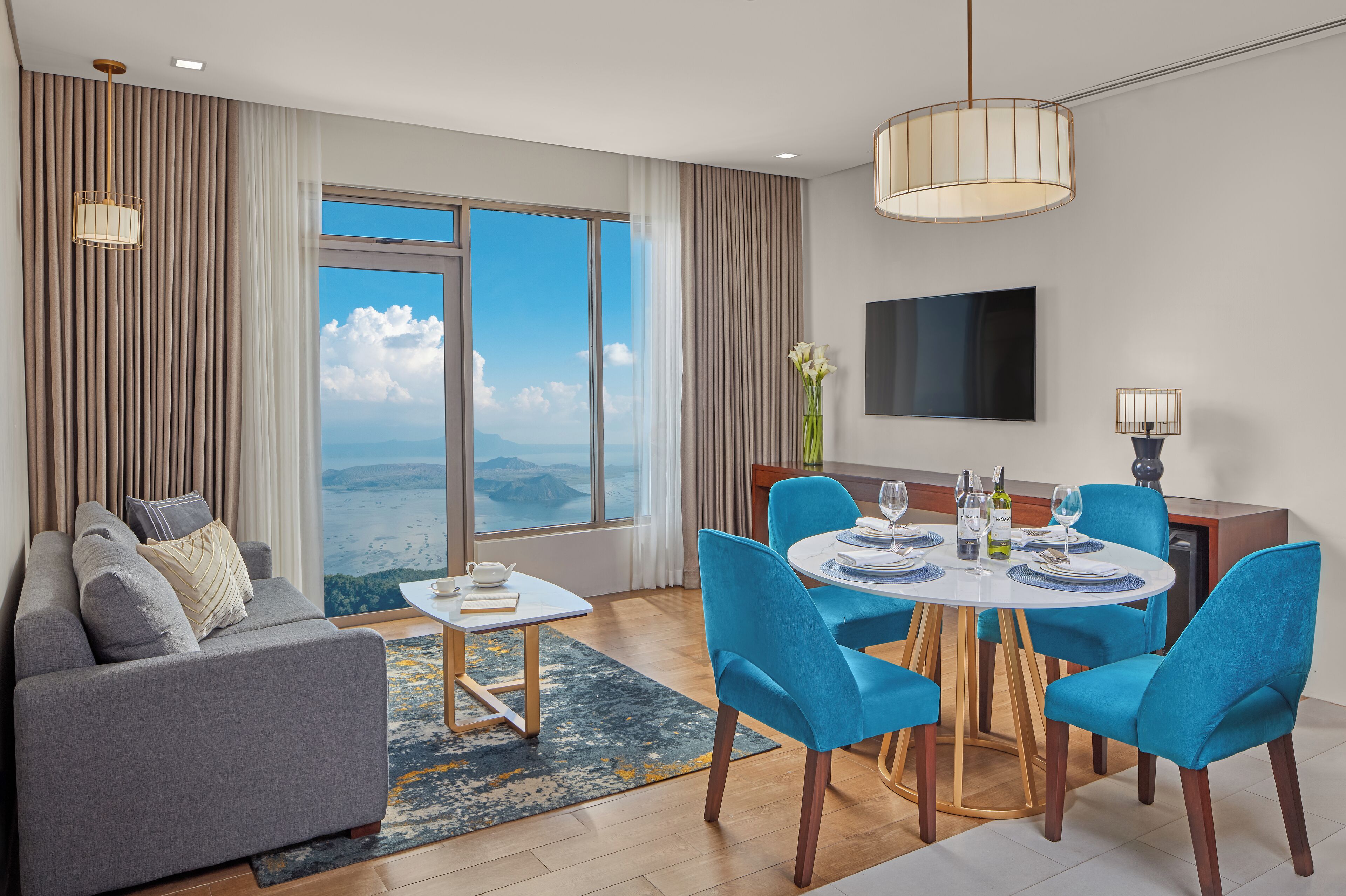 Summit Lakeview Two Bedroom Suite (Newly Renovated) | Minibar, caja de seguridad en la habitación y escritorio 
