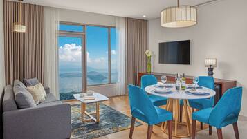 Summit Lakeview Two Bedroom Suite (Newly Renovated) | Minibar, caja de seguridad en la habitación y escritorio