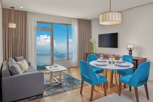 Summit Lakeview Two Bedroom Suite (Newly Renovated) | Minibar, caja fuerte, escritorio y espacio para trabajar con un portátil
