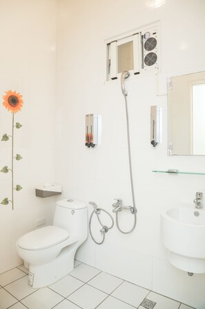 Family Quadruple Room, Balcony | Bathroom | Shower, free toiletries, hair dryer, slippers - Nanjing222 (Hualien City)
