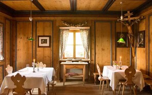 Lunsj og middag serveres, lokale retter