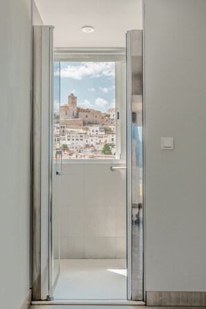 Premium Penthouse, Terrace, Sea View (Building A) | Bathroom | Shower, hair dryer, towels, shampoo - Ryans La Marina (Ibiza Town)