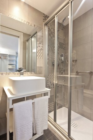 Shower, hair dryer, towels, shampoo - Ryans La Marina (Ibiza Town)