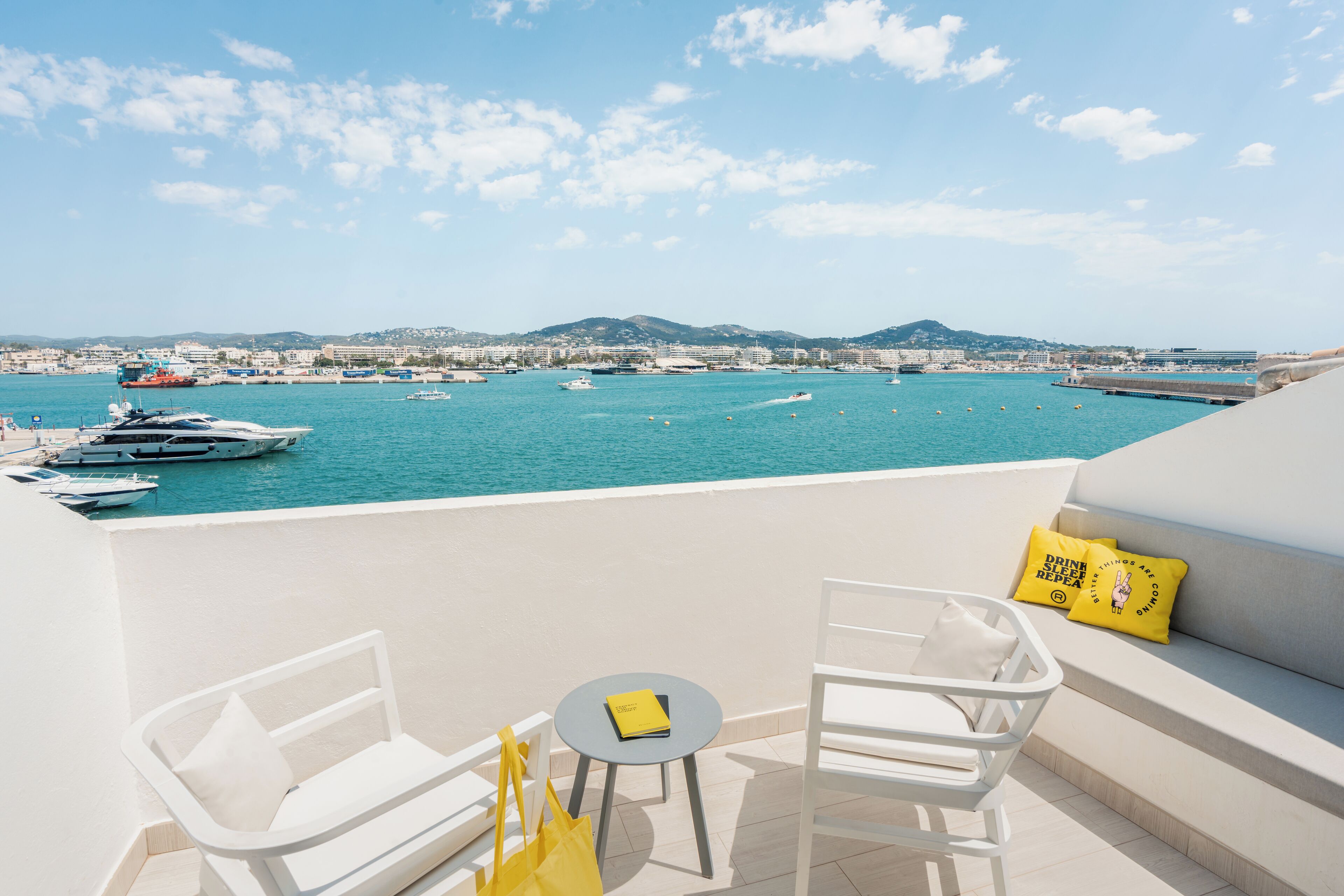 Premium penthouse, terras, uitzicht op zee (Building A) | Een bureau, een strijkplank/strijkijzer, gratis wifi, beddengoed