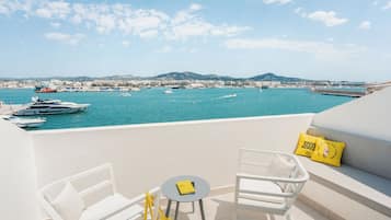 Premium penthouse, terras, uitzicht op zee (Building A) | Een bureau, een strijkplank/strijkijzer, gratis wifi, beddengoed