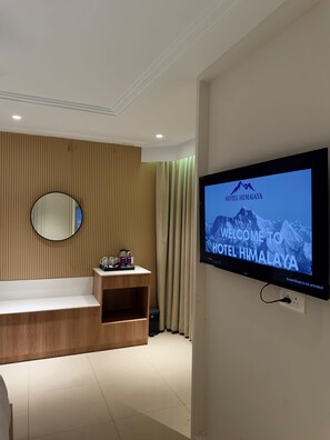 Deluxe Room | Egyptian cotton sheets, premium bedding, individually decorated - Hotel Himalaya Haridwar @ Har Ki Pauri Road (Haridwar)