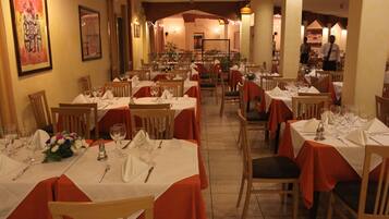 Breakfast, lunch, dinner served; international cuisine