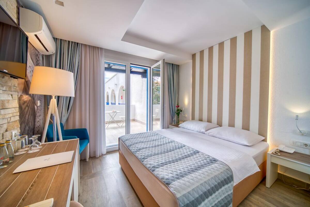 Double Room, Balcony | In-room safe, desk, soundproofing, free WiFi