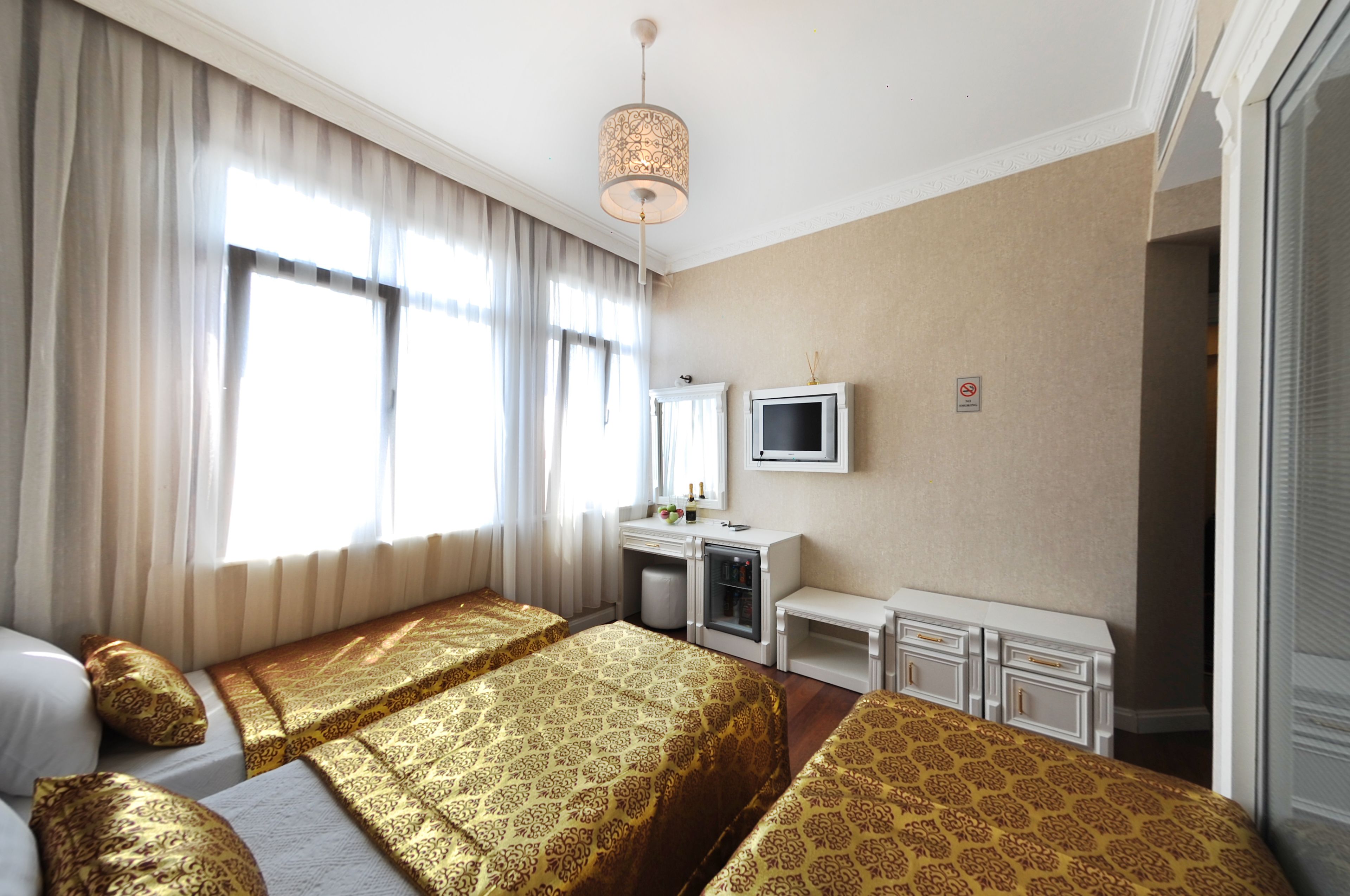 standard triple room | 1 bedroom, premium bedding, minibar, in-room safe
