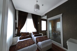 Premium bedding, minibar, in-room safe, individually decorated - Hotel Coliseum (Istanbul)