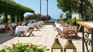 Breakfast, lunch and dinner served  - Palas (Petrovac)