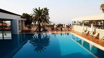 Innenpool, Außenpool, Sonnenschirme, Liegestühle