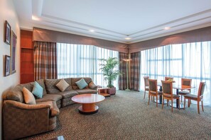 Royal-Suite, 2 Schlafzimmer | Wohnbereich | 40-Zoll-Fernseher mit Satellitenempfang