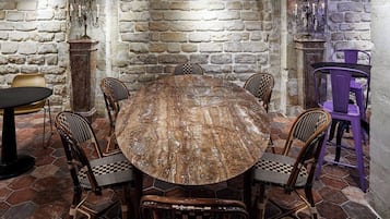 Daily continental breakfast (EUR 16 per person)
