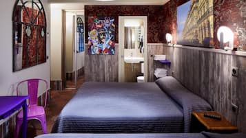 Ein Schlafzimmer mit zwei Betten, ein Badezimmer mit Spiegel und ein Flur, der zu einem weiteren Raum führt.