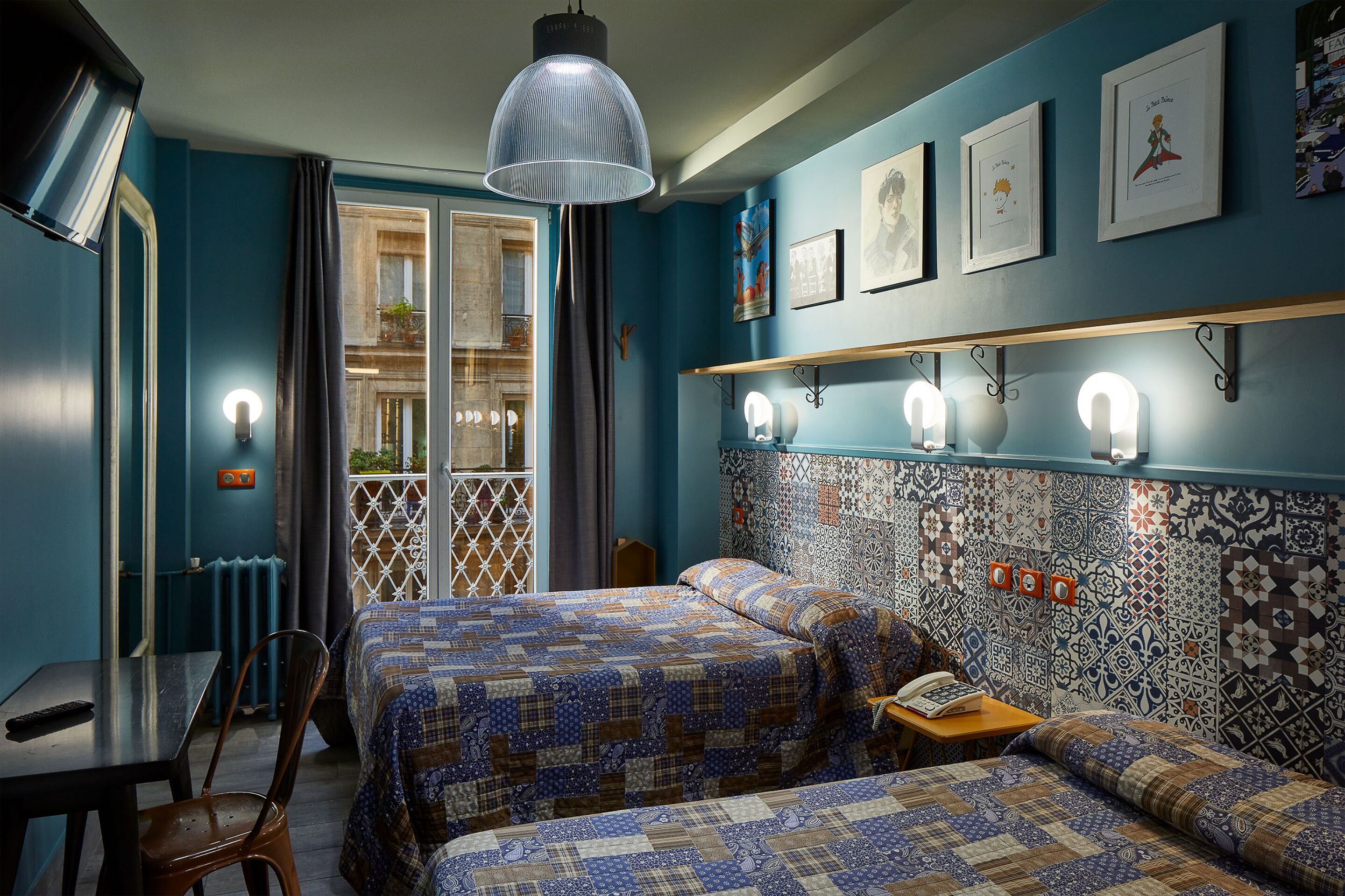 Un dormitorio con dos camas, un escritorio y una silla.