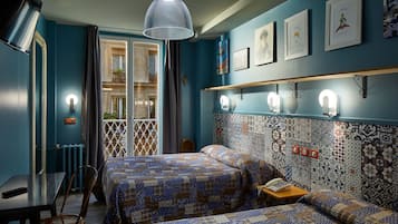 Un dormitorio con dos camas, un escritorio y una silla.