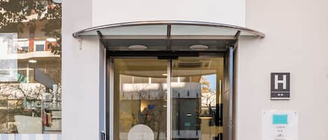 Vista frontal de la propiedad