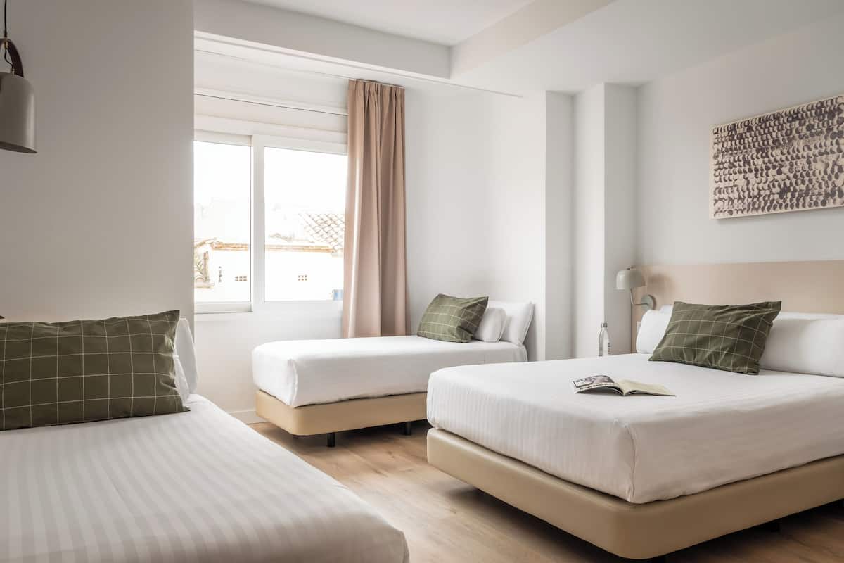 Standard Quadruple Room | In-room safe, blackout drapes, free cribs/infant beds, rollaway beds