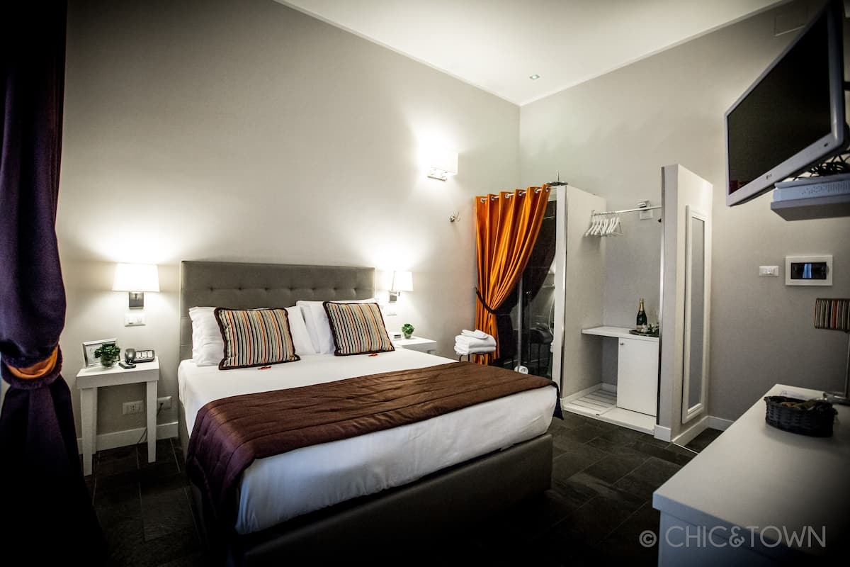 Small Double Room | 1 bedroom, minibar, in-room safe, desk