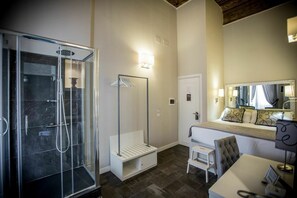 Minibar, in-room safe, desk, blackout drapes - Chic & Town Luxury Rooms Piazza di Spagna (Rome)