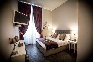 Minibar, in-room safe, desk, blackout drapes - Chic & Town Luxury Rooms Piazza di Spagna (Rome)