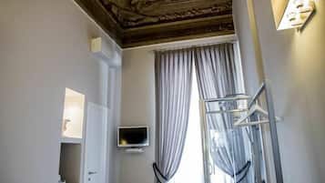 Minibar, caja fuerte, escritorio y cortinas opacas