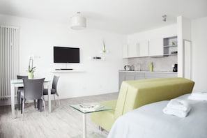 Réfrigérateur, four à micro-ondes, surface de cuisson, lave-vaisselle