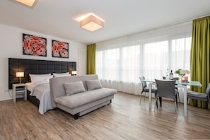 Appartement Deluxe, 2 chambres | Salle de séjour | Téléviseur à DEL de 42 po avec télévision numérique, téléviseur, iPad